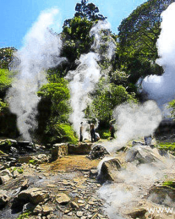 Fumerolles du volcan Komojang à Java