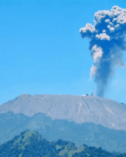 Eruption du volcan Slamet à Java