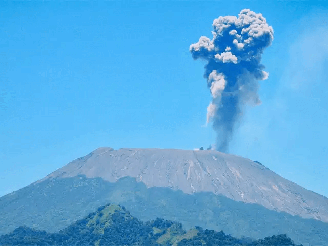 Eruption du volcan Slamet à Java