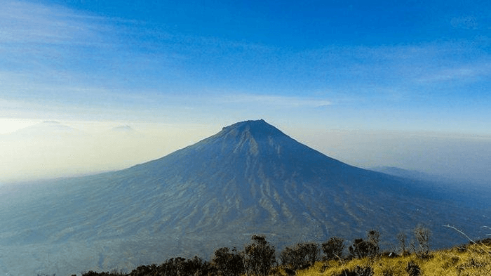 Vue sur le volcan Sumbing à Java