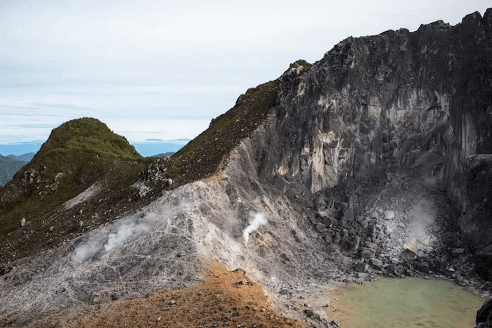 Le cratère du volcan Sibayak à Sumatra