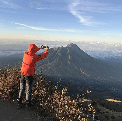 Photographe en haut d'une montagne
