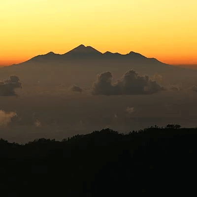 Levé du soleil du mont Batur , sur le mont Agung