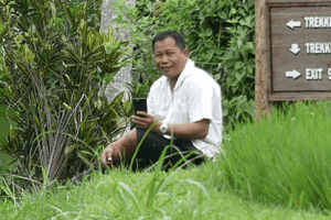 Chauffeur indonésien dans les rizières