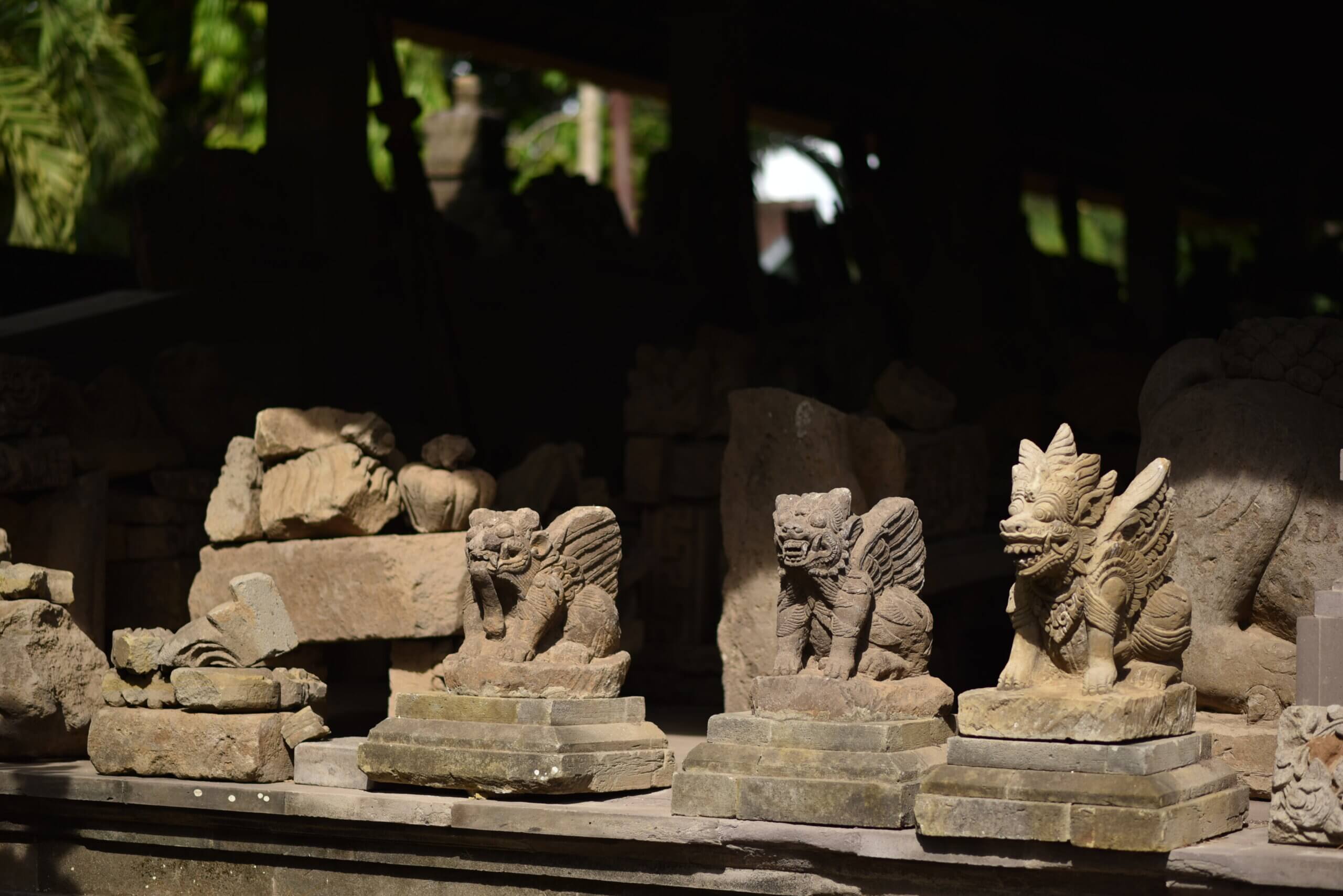 Petites statues representant le Barong