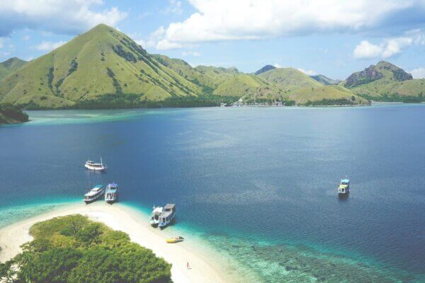bateaux-rinca-Flores-plage