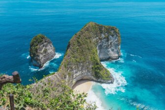 vue panoramique-Kelingking-Nusa Penida-plage