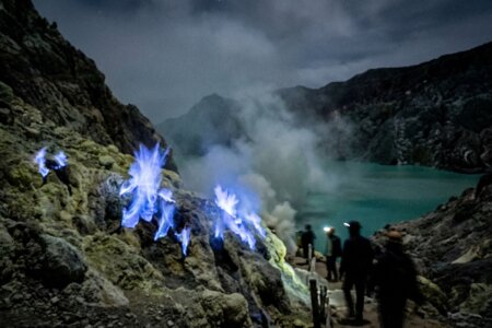 Dycouvrez-le-spectaculaire-Volcan-Ijen-et-ses-mystyrieuses-flammes-bleues