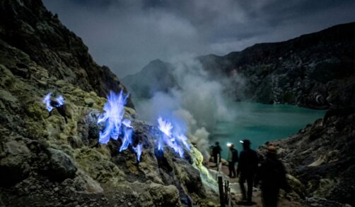 Dycouvrez-le-spectaculaire-Volcan-Ijen-et-ses-mystyrieuses-flammes-bleues
