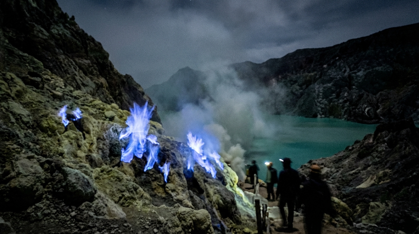 Dycouvrez-le-spectaculaire-Volcan-Ijen-et-ses-mystyrieuses-flammes-bleues
