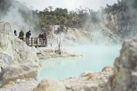 Plongez-dans-la-beauty-inydite-de-Kawah-Putih-le-lac-blanc-de-Bandung