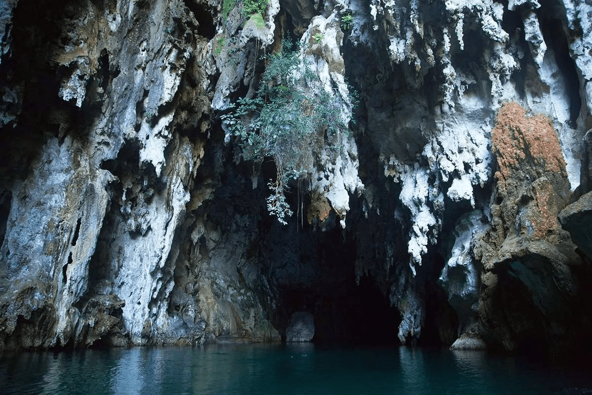 Papua Kotilola Cave